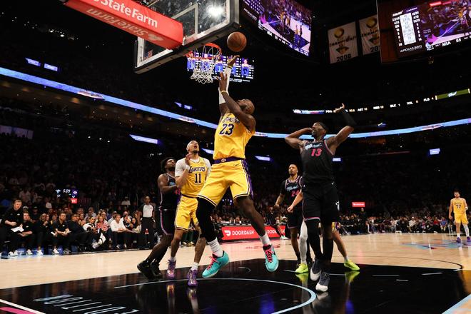 41岁詹姆斯创生涯第124次三双 转型无球球员助湖