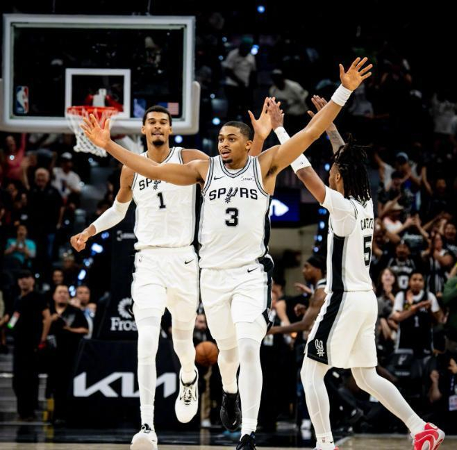 文班亚马复出爆发率队复仇黄蜂 马刺登顶西部第