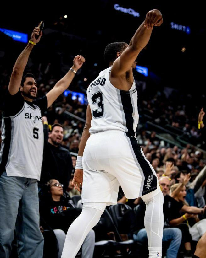 文班亚马复出爆发率队复仇黄蜂 马刺登顶西部第