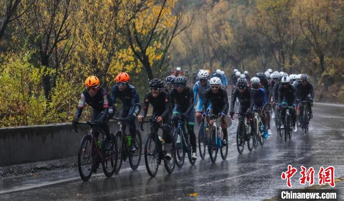 第四届环太原公路自行车赛正式开幕 二十支队伍