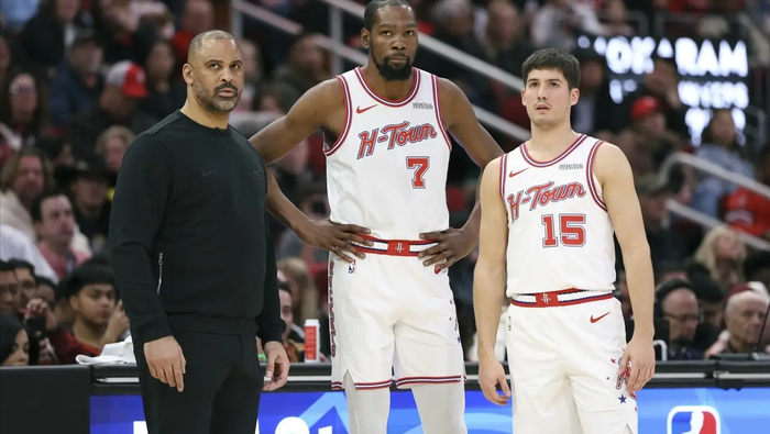 老鹰11连胜登顶战力榜 火箭惨败谢波德成关键先