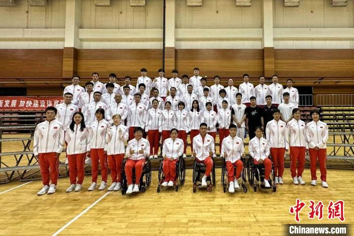 辽宁28人代表团出征巴黎残