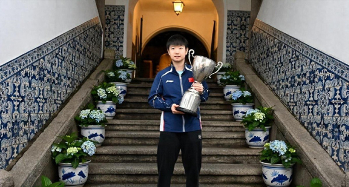 刘诗雯将奖杯递给孙颖莎 传承时刻定格