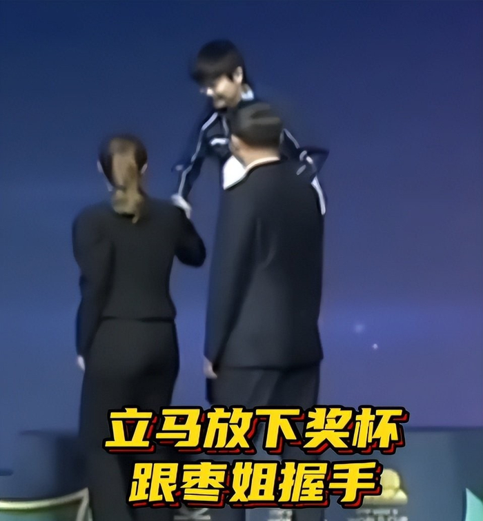 刘诗雯将奖杯递给孙颖莎 传承时刻定格