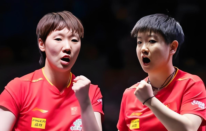 刘诗雯将奖杯递给孙颖莎 传承时刻定格