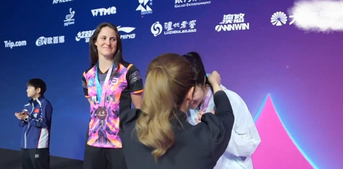 刘诗雯将奖杯递给孙颖莎 传承时刻定格