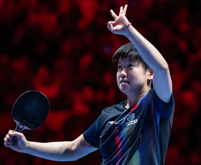 刘诗雯将奖杯递给孙颖莎 传承时刻定格