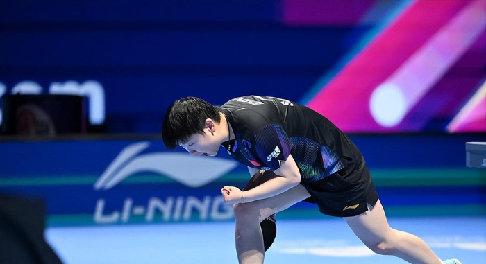 刘诗雯将奖杯递给孙颖莎 传承时刻定格