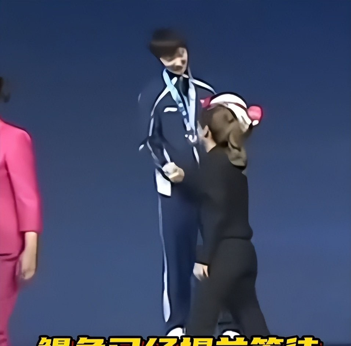 刘诗雯将奖杯递给孙颖莎 传承时刻定格